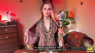 HUNT4K. Hunter Ran into a Sexy Chick in Public and Fucked her in the Fortune-telling Salon