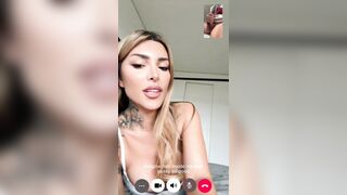 JOI ITALIANO - La Stepmom Tami Tsunami Lo Fa Sborrare in Videochiamata Nei Bagni Della Scuola
