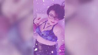Slutty Rocker Shows off