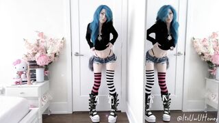 Adorable Emo Girl Shows off her Tight little Body!