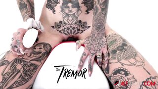 Tattooed Hottie Amber Luke Rides a Tremor