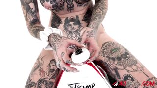 Tattooed Hottie Amber Luke Rides a Tremor