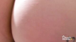OCCHI VERDI E FIGA PELOSA! ME LO SUCCHIA E LA TOCCO IN UN VIDEO CASALINGO SPORCO! | Benefit Monkey