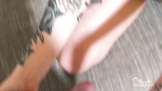 OCCHI VERDI E FIGA PELOSA! ME LO SUCCHIA E LA TOCCO IN UN VIDEO CASALINGO SPORCO! | Benefit Monkey