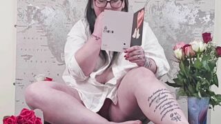 RevealMe || CURVY BUNNY CUMMINGS FUCKING HER SELF WITH a DILDO
