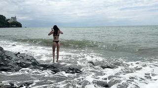 A Beautiful Stranger didn't Refuse to Walk Naked, Offered to Fuck her on the Beach | LoLitocka