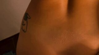 LATINA CALIENTE DETONADA FRENTE AL ESPEJO