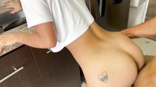 Mi  hermanastra me Pide que La Folle Por Primera Vez En La Cocina y me Le Venga Adentro