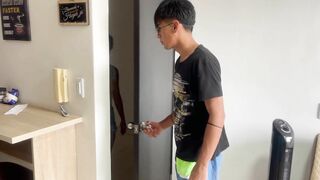 Le Doy un Delicioso Masaje a Mi Pequeña Hermanastra Hasta que La Pongo Caliente y Termino Follandola