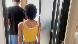 Le Doy un Delicioso Masaje a Mi Pequeña Hermanastra Hasta que La Pongo Caliente y Termino Follandola