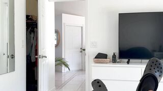 My Roommates Ex Girlfriend Asked me for a Facial