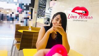 MI AMIGA PONE a VIBRAR MI JUGUETE EN PUBLICO EN UN CENTRO COMERCIAL DE BOGOTA Y TENGO UN SQUIRT