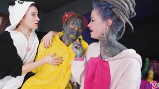 Anuskatzz, Missflora, and Lilylu have some cosplay anal fisting fun