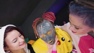Anuskatzz, Missflora, and Lilylu have some cosplay anal fisting fun
