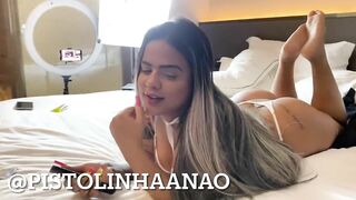 Lays Peace Chupando Muito o Pau do Anao , a Safada Fez a Melhor Garganta Profunda