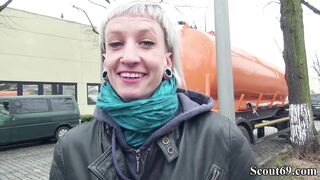 GERMAN SCOUT - Schlankes Punk Teen mitten in Berlin getroffen und gefickt