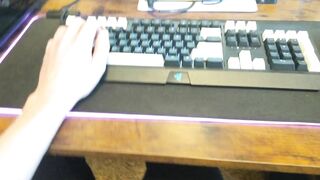 Interrupting my boyfriend playing video games (He makes me cum+Cumshot)