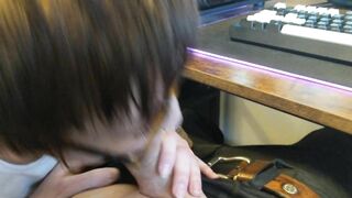 Interrupting my boyfriend playing video games (He makes me cum+Cumshot)