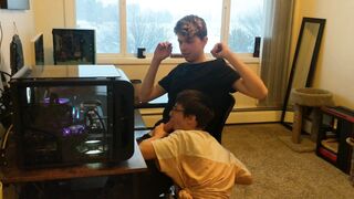 Interrupting my boyfriend playing video games (He makes me cum+Cumshot)