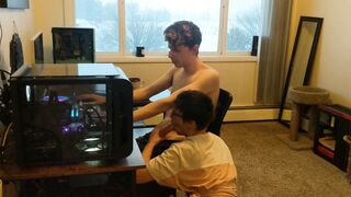 Interrupting my boyfriend playing video games (He makes me cum+Cumshot)