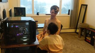 Interrupting my boyfriend playing video games (He makes me cum+Cumshot)