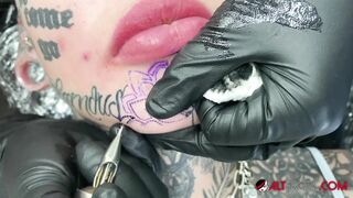 Australian Bombshell Amber Luke Gets a new Chin Tattoo