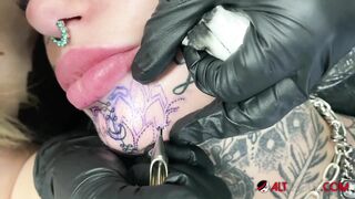 Australian Bombshell Amber Luke Gets a new Chin Tattoo