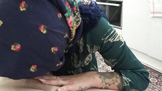 ساک زدن نامادری حشری و شهوتی که تازه از خرید اومده خونه و شوهرش خونه نیست