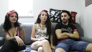 We have Fun on the Sofa - come with Us!