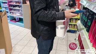 Deutsches Mädchen Fickt Für Toilettenpapier Und Squirtet - Lexy Roxx