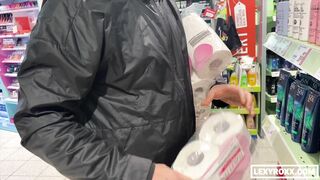 Deutsches Mädchen Fickt Für Toilettenpapier Und Squirtet - Lexy Roxx