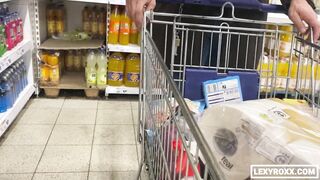 Deutsches Mädchen Fickt Für Toilettenpapier Und Squirtet - Lexy Roxx