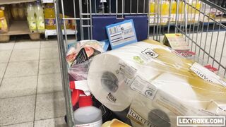 Deutsches Mädchen Fickt Für Toilettenpapier Und Squirtet - Lexy Roxx