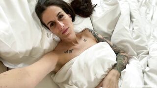 Brunette babe masturbating