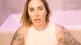 Big Ass Babe is not Happy with her Husband Ad gives you a Cheating Blowjob in the Toilet